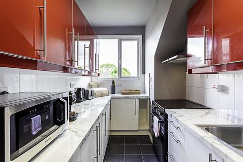 2 bedroom flat to rent,  Darlaston Rd, London SW19