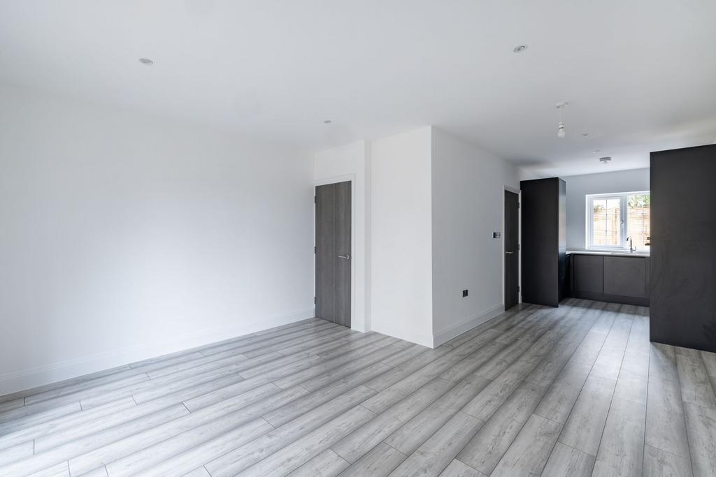 Pinecoat Drive, Kenley, CR8 3 bed terraced house £2,800 pcm (£646 pw)