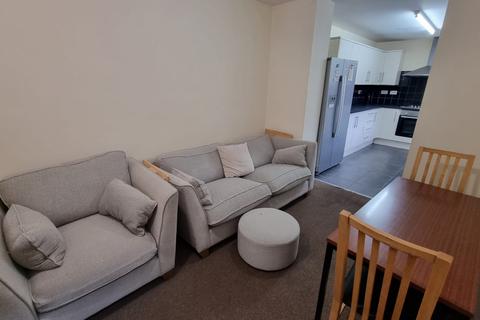 6 bedroom terraced house to rent, Ruskin Avenue, M14 4DG