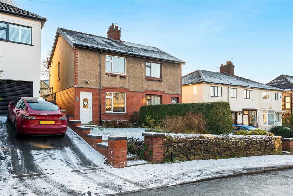 Church Road, Uppermill, Sadddleworth 2 bed semidetached house for sale £280,000