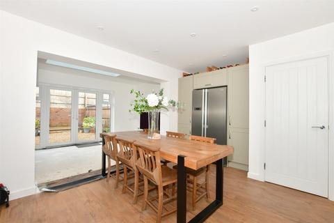 13 Catsfield, Billingshurst, RH14 9XQ