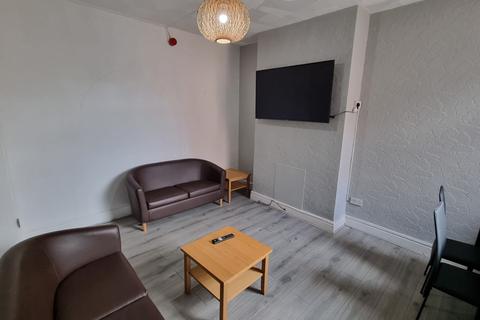 5 bedroom terraced house to rent, Platt Lane, M14 5NN