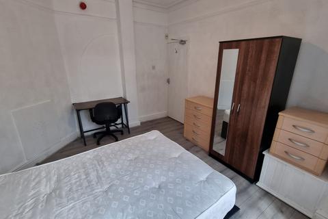 5 bedroom terraced house to rent, Platt Lane, M14 5NN