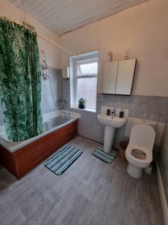 3 bedroom terraced house to rent, Heald Place, M14 5WJ