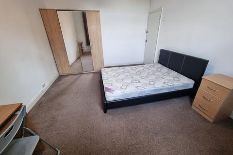 4 bedroom terraced house to rent - Platt Lane, M14 7BS