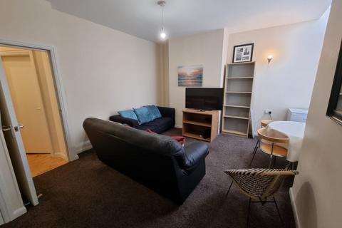 4 bedroom terraced house to rent, Claremont Road, M14 7WJ