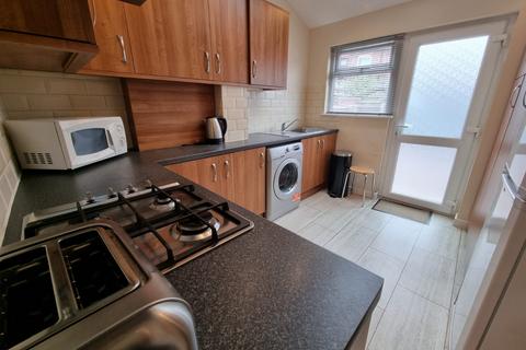 4 bedroom terraced house to rent, Claremont Road, M14 7WJ