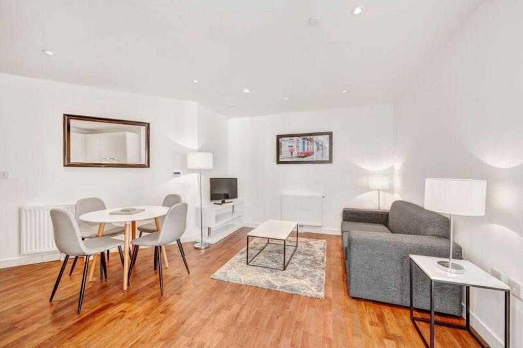 Canning Town, Canning Town, London, E16 1 bed flat for sale £395,000