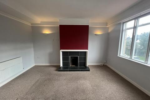 3 bedroom flat to rent, Magdalen Road