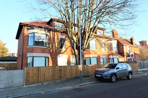 3 bedroom terraced house to rent, Olive Street, Romford RM7