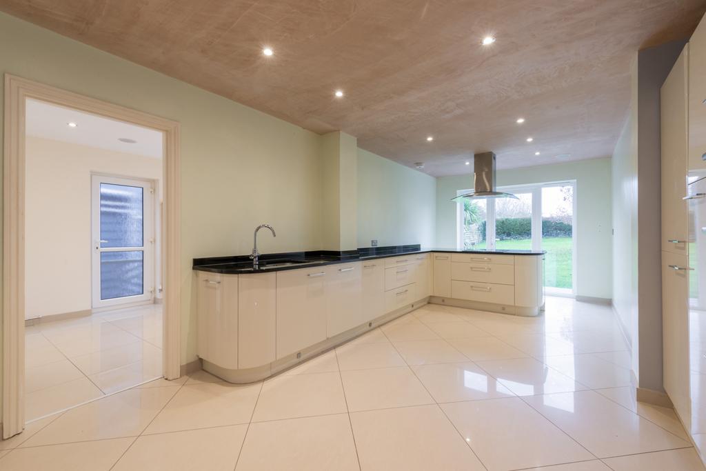 Osmington, Weymouth, Dorset 5 bed detached house for sale £650,000