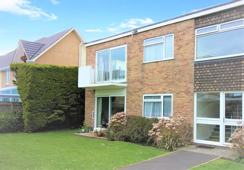 Milford On Sea, Lymington 2 bed apartment for sale £289,000