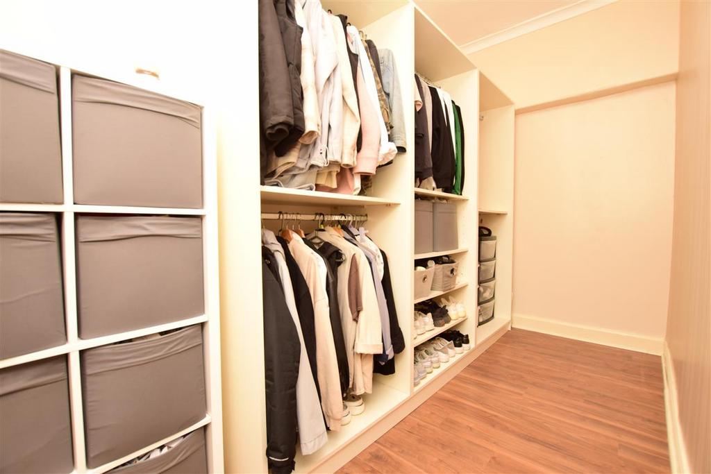 Walk-in wardrobe /