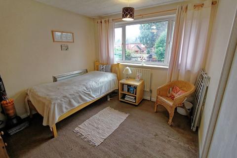 8 Avon Drive, Whetstone, Leicester, LE8 6NQ