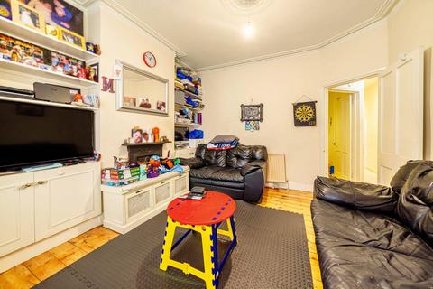 2 bedroom flat for sale, Treport Street, Earlsfield, SW18