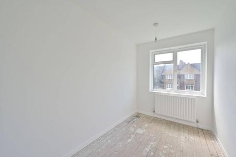 3 bedroom flat for sale, Heathfield Court, The Toastrack, London, SW18