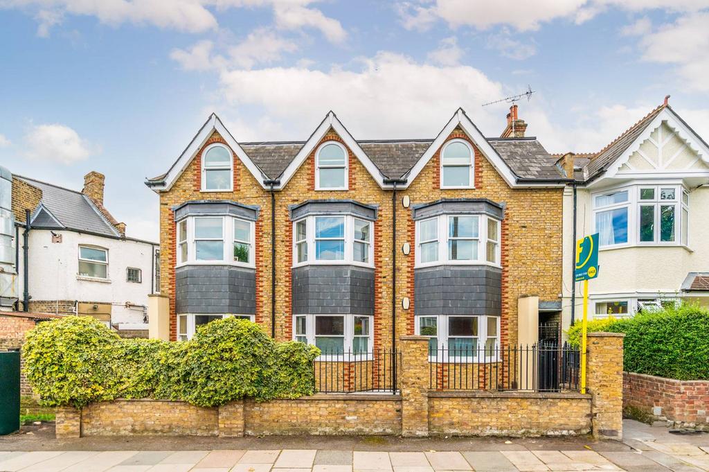 Revelstoke Road, Wimbledon, London, SW18 2 bed flat £475,000