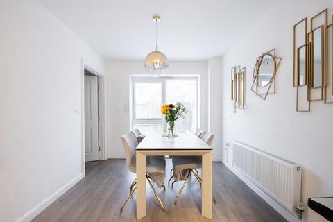 4 Maverick Drive, South Ockendon, RM15 5FY