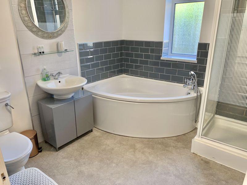 Family Bathroom 1