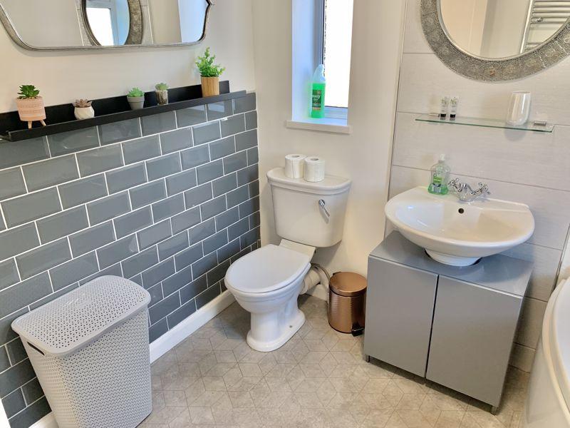 Family Bathroom 2