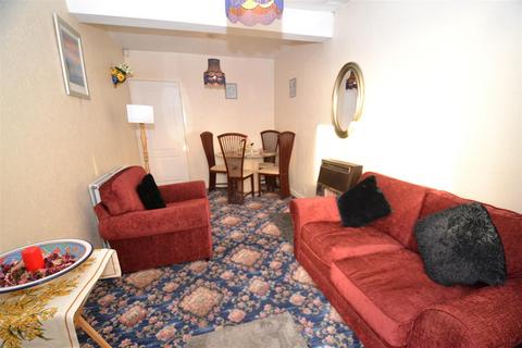 10 Markfield Drive, Low Moor, Bradford, BD12 0UN