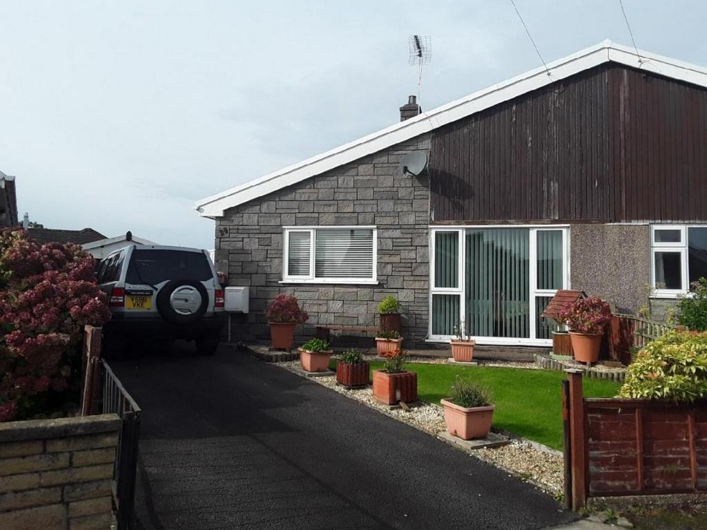 Summerland Park, Upper Killay, Swansea 2 bed semidetached bungalow for