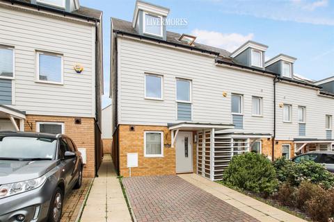 27 Shackleton Drive, Dartford, DA1 5UH