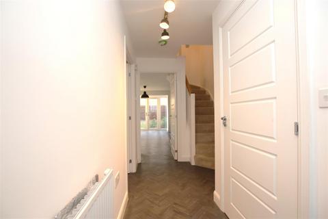 27 Shackleton Drive, Dartford, DA1 5UH