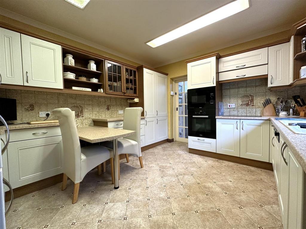 Well Appointed Kitchen 804