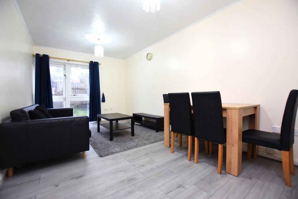 Haydon Road, Dagenham 2 bed flat £1,650 pcm (£381 pw)