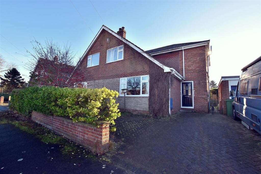Carlton Drive, Aldbrough, Hull 3 bed semidetached house for sale £150,000