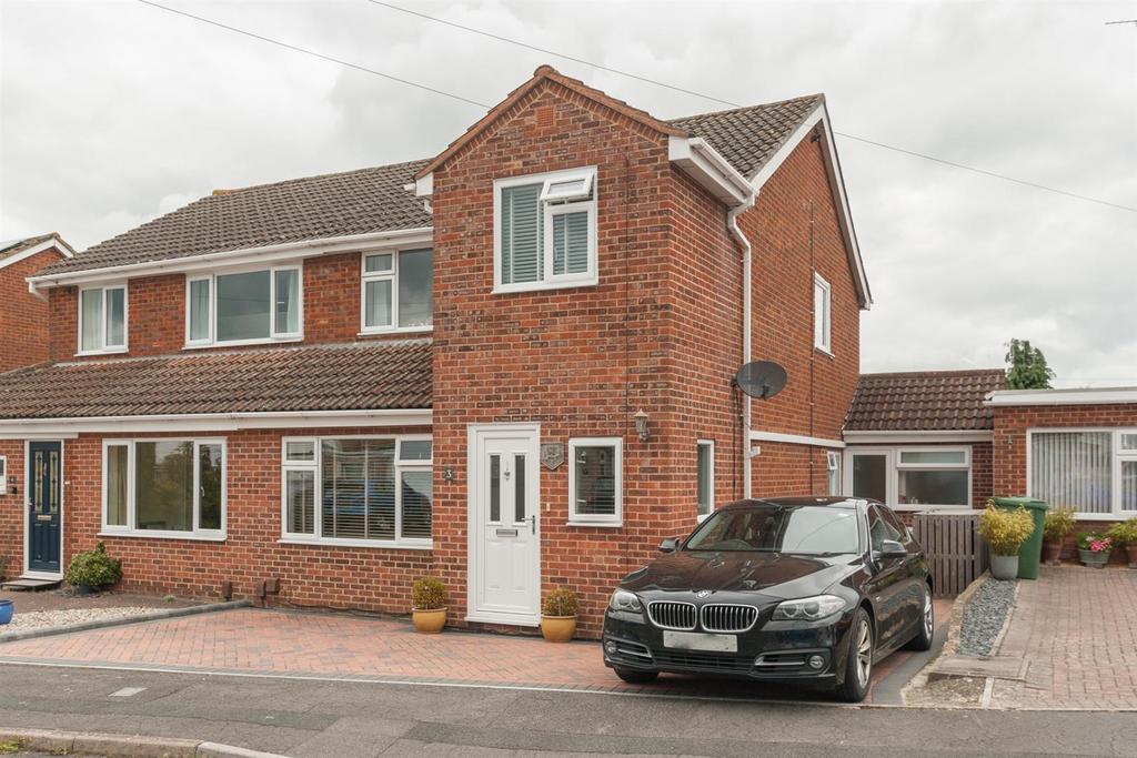 Sheridan Drive, Royal Wootton Bassett 3 bed semidetached house for