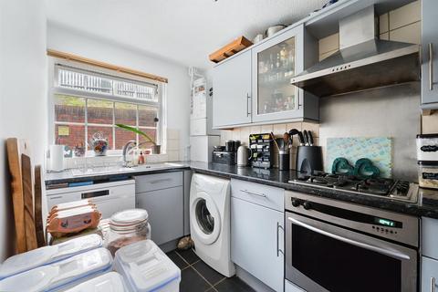 7 Delaporte Close, Epsom, KT17 4AF