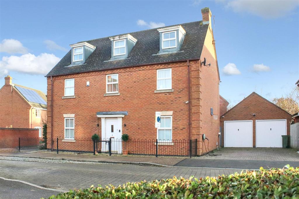 Tiverton Crescent, Kingsmead, Milton Keynes 5 bed detached house for