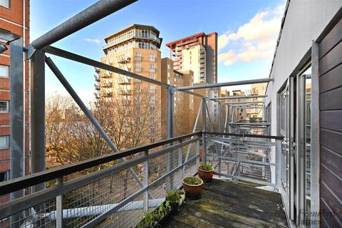 3 bedroom apartment for sale, Hutchings Street, London, E14