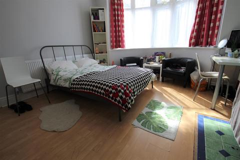 4 bedroom property to rent - Manor Terrace, Hyde Park, Leeds, LS6 1BU