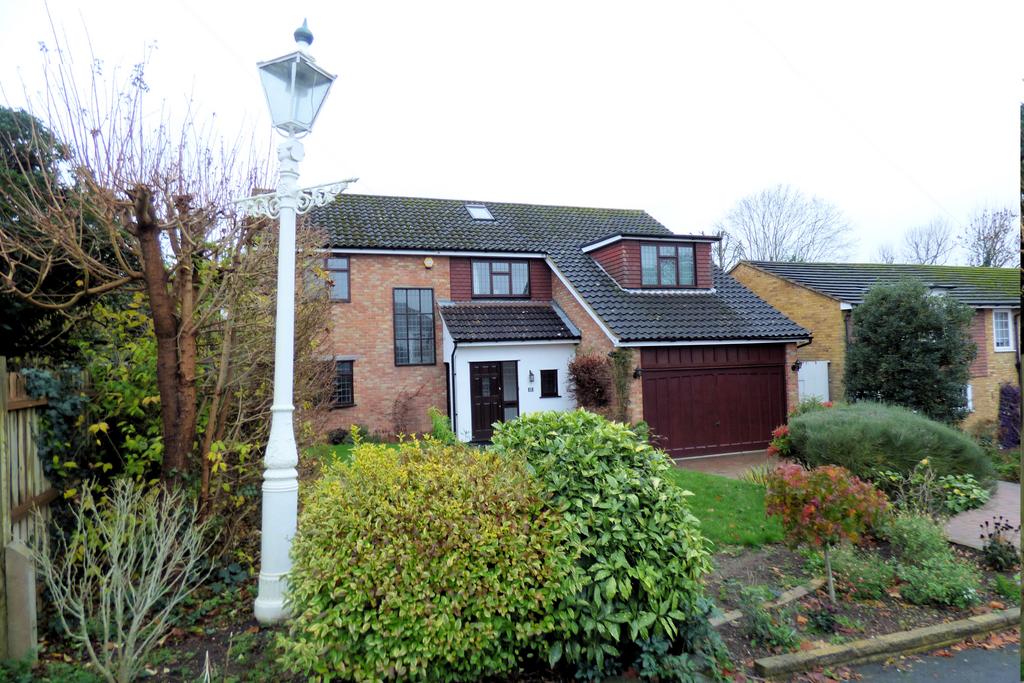 Ashburnham Gardens, Upminster RM14 5 bed detached house for sale £