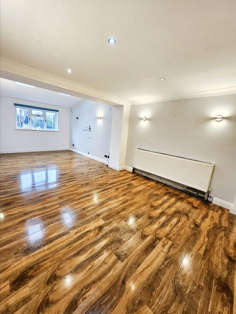 Dagenham Road, Dagenham RM10 5 bed semidetached house to rent £2,800