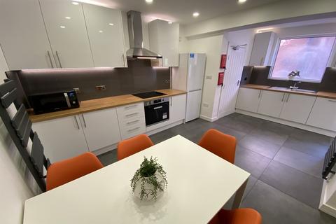 6 bedroom semi-detached house to rent - City Road, Beeston, NG9 2LQ