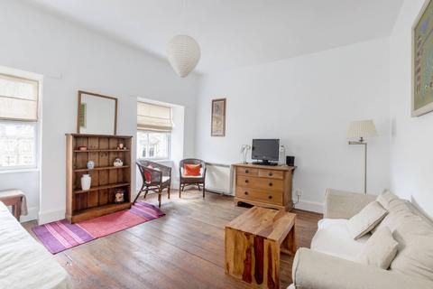 1/4 Hunter Square, Edinburgh, EH1 1QW