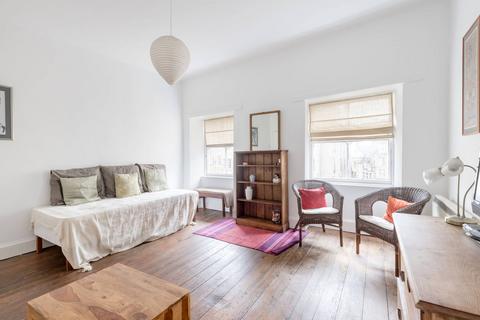 1/4 Hunter Square, Edinburgh, EH1 1QW