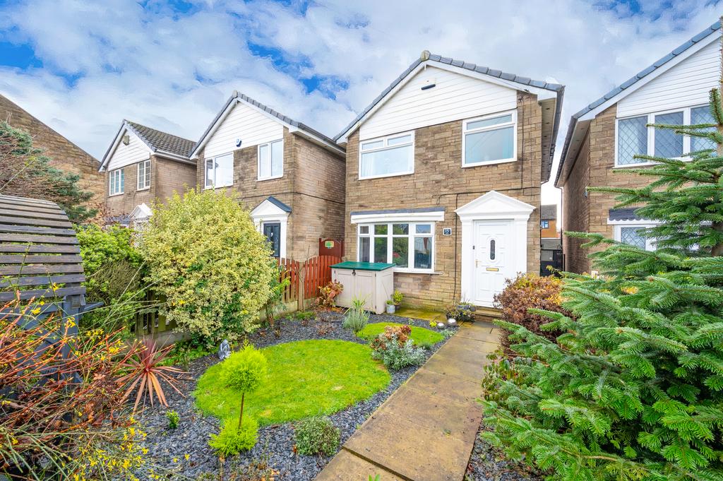 Tingley Common, Leeds, LS27 3 bed detached house for sale £275,000