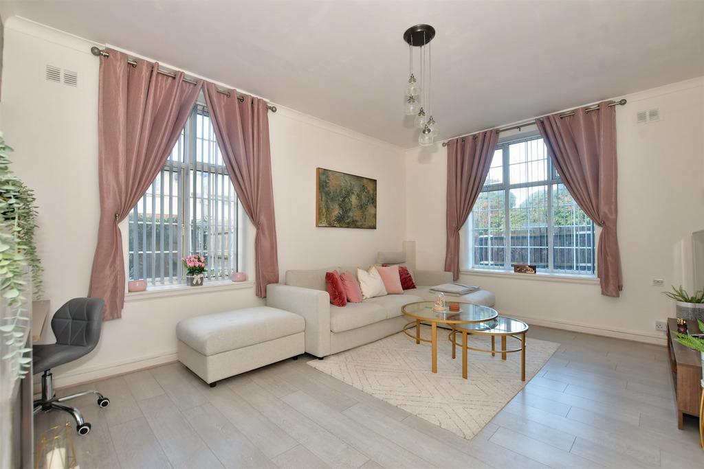 Astra Close, Hornchurch, Essex 1 bed ground floor flat for sale £250,000
