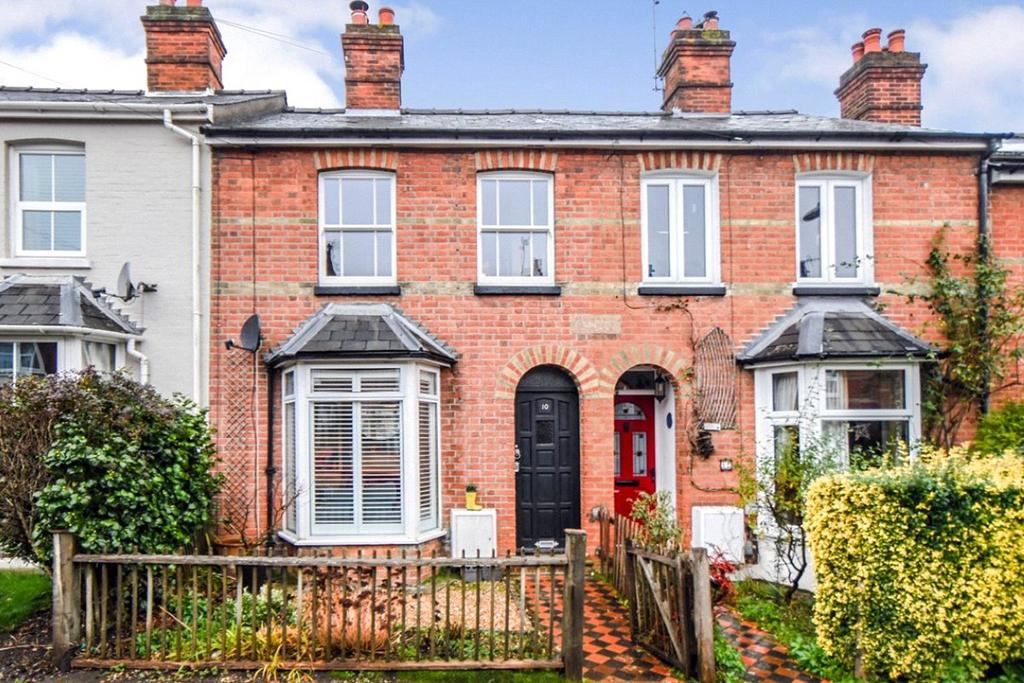 Basingstoke, Hampshire RG21 3 bed terraced house for sale £350,000