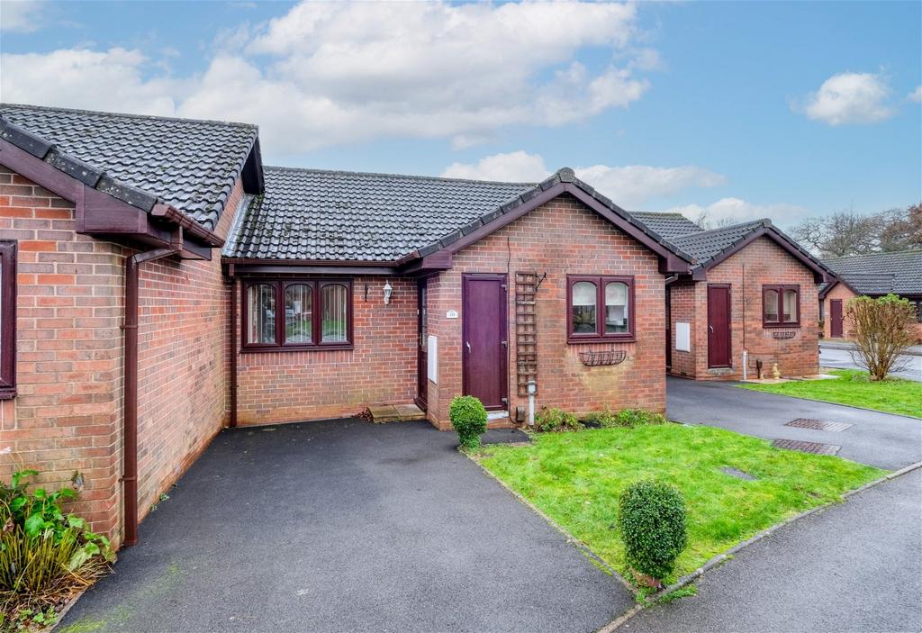 Stonehouse Close, Headless Cross, Redditch B97 4LF 2 bed terraced bungalow for sale £195,000