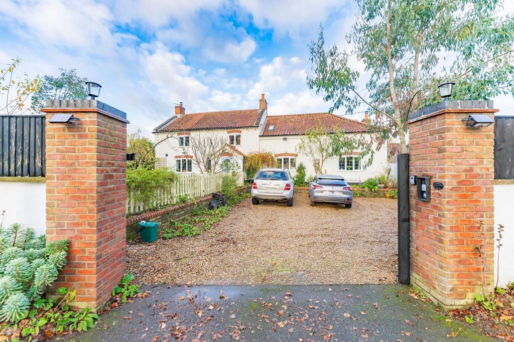 Holt Road, Hevingham, NR10 7 bed farm house for sale £800,000