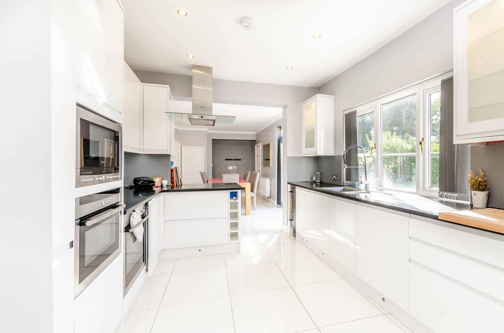 Sylvia Avenue, Hatch End, Pinner, HA5 5 bed semidetached house £