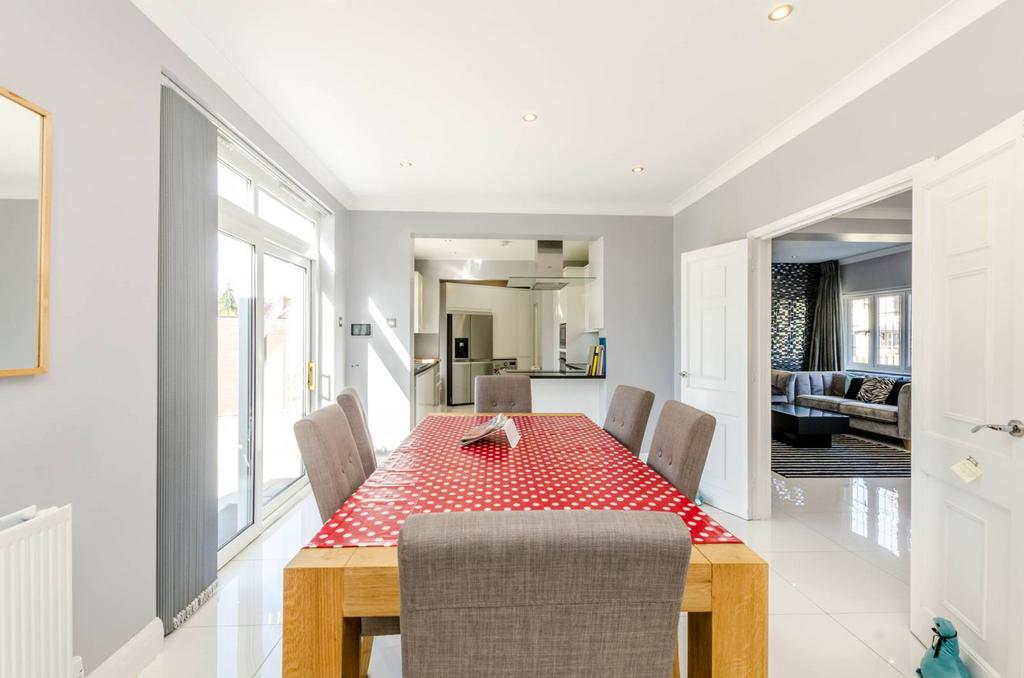 Sylvia Avenue, Hatch End, Pinner, HA5 5 bed semidetached house £