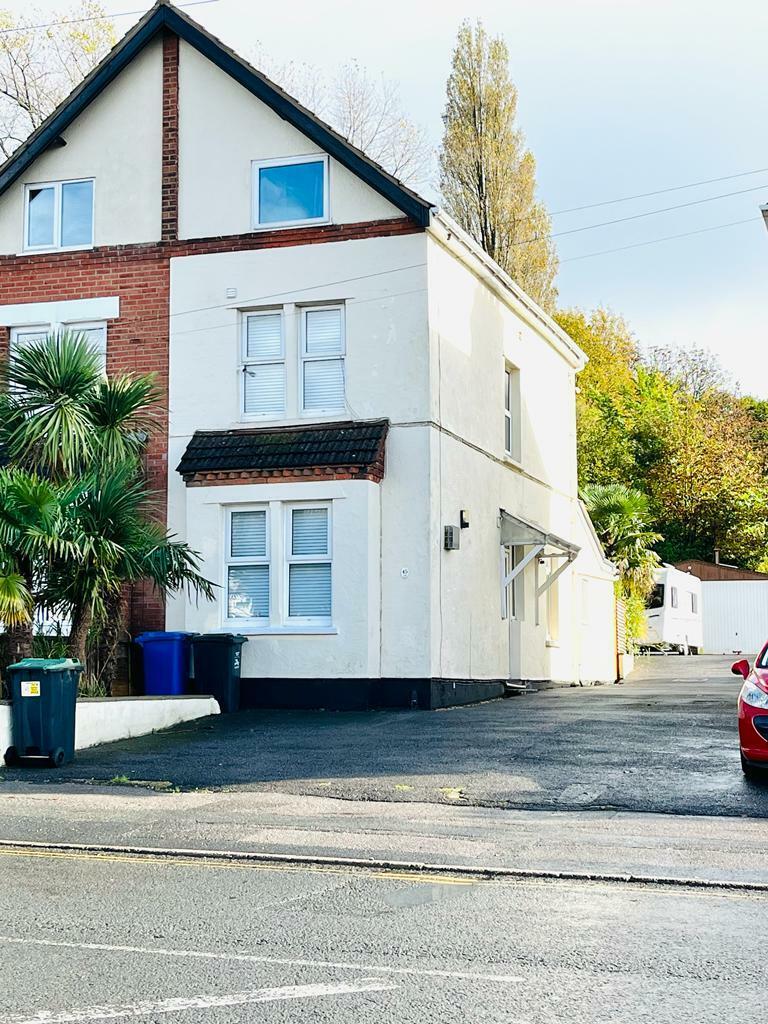 RINGWOOD ROAD, POOLE BH14 4 bed semidetached house £1,650 pcm (£381 pw)