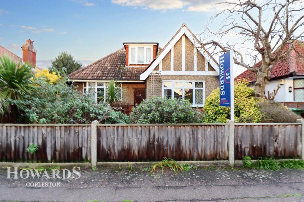 Russell Avenue, Gorleston 3 bed detached bungalow for sale £235,000